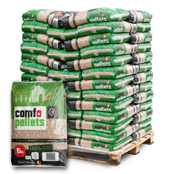 Comfo Holzpellets in grünen Säcken auf Palette mit einzelnem Sack davor