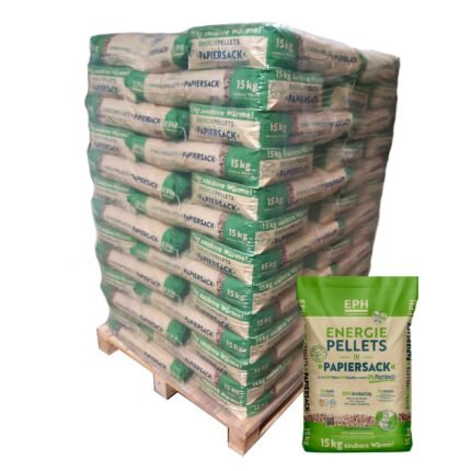 Holzpellets in grün-weissen Säcken auf Palette mit einzelnem Papiersack davor