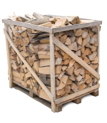Brennholzscheite in einer Holzkiste mit Netzverpackung auf Palette