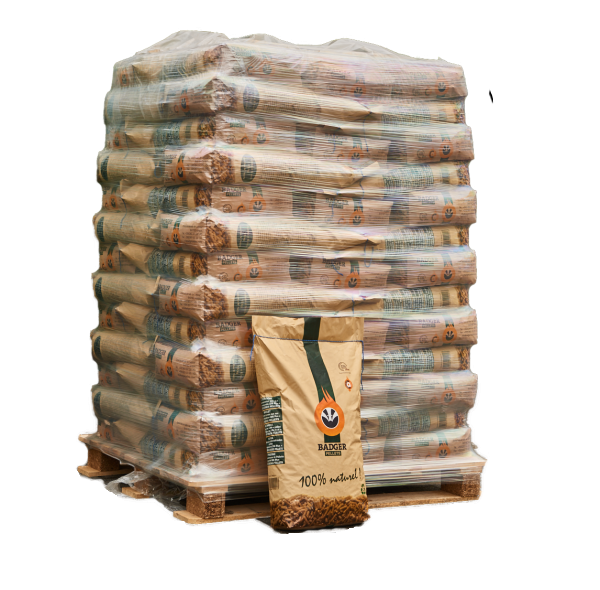 Badger Holzpellets in Papiersäcken auf Palette mit einzelnem Sack davor