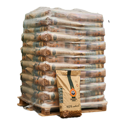 Badger Holzpellets in Papiersäcken auf Palette mit einzelnem Sack davor