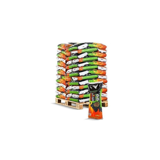 Plospan Holzpellets auf Palette mit einzelnem Sack davor