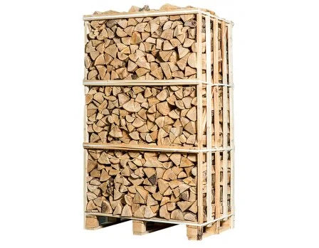 Brennholzscheite in einer Holzkiste auf Palette