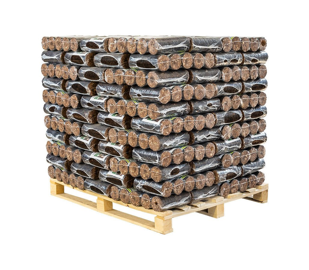 Dunkle runde Briketts in Folienpaketen auf Palette
