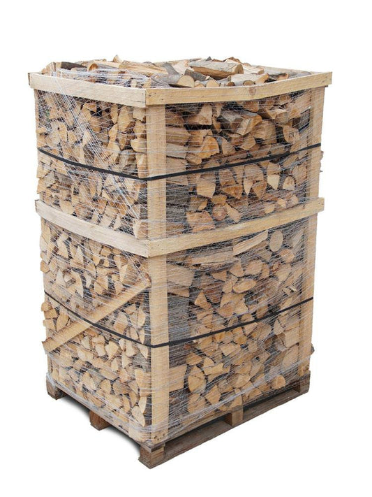 Brennholz in einer mit Folie gesicherten Holzkiste auf Palette