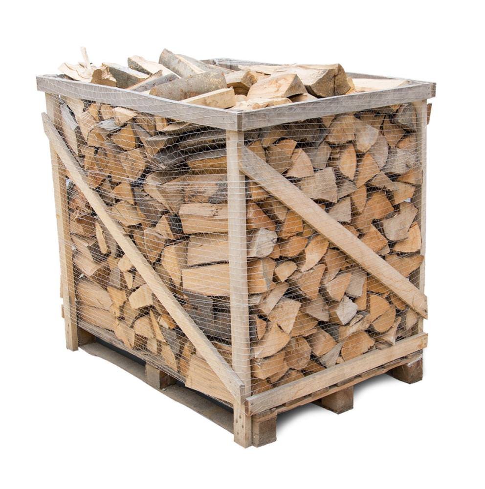 Lose Brennholzscheite in einer Holzkiste auf Palette
