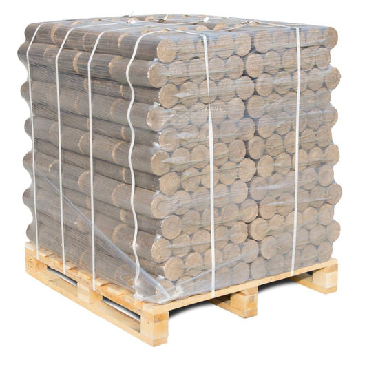 Runde Holzbriketts auf einer folierten Palette