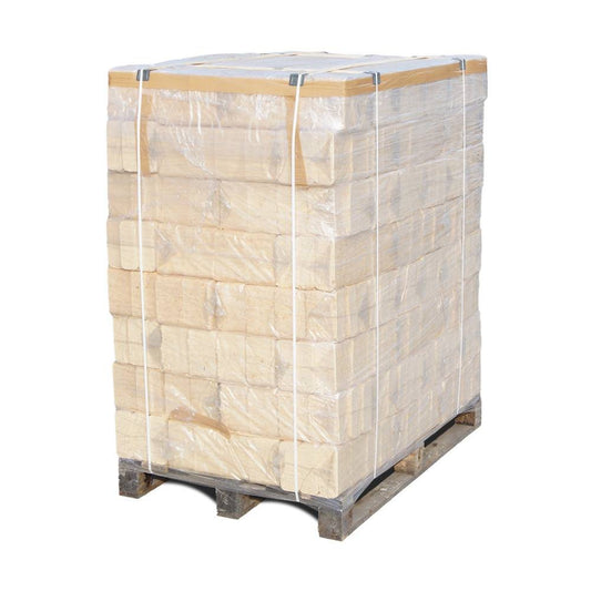 Helle rechteckige Holzbriketts auf einer folierten Palette
