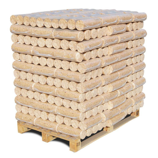 Helle runde Holzbriketts in Folienpaketen auf Palette