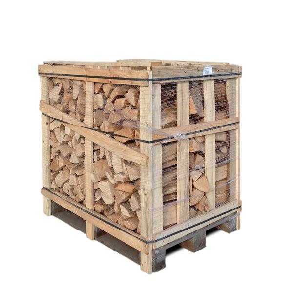 Brennholzscheite in einer mit Folie gesicherten Holzkiste auf Palette