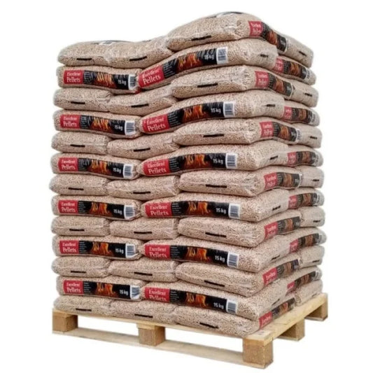 Holzpellets in transparenten Säcken mit roten Etiketten auf Palette