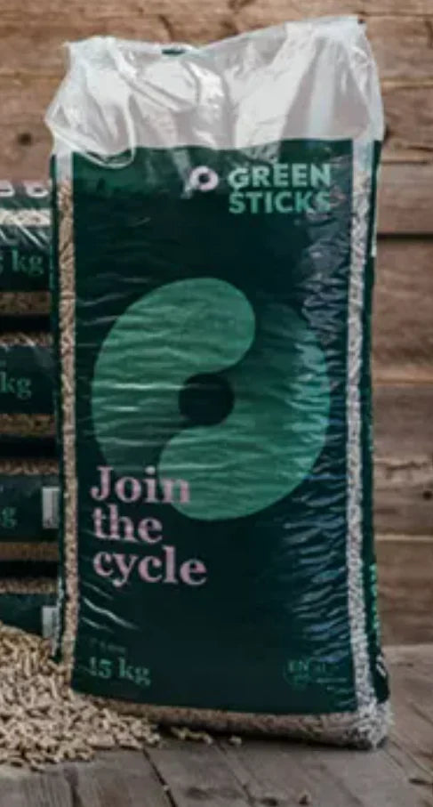 Grün-weisser GREEN STICKS Holzpelletsack mit losen Pellets davor