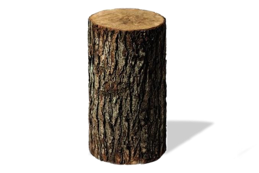 Runder Hackstock aus einem Baumstamm zum Holzspalten