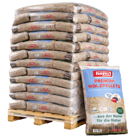 Hoyer Holzpellets auf Palette mit einzelnem 15-kg-Sack davor